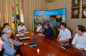 Telmo Kirst assina decreto para contenção de despesas