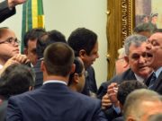 Reunião da comissão que analisa impeachment termina em bate-boca e tumulto
