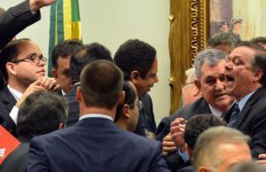 Reunião da comissão que analisa impeachment termina em bate-boca e tumulto