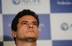 Troca de mensagens: Sergio Moro adia ida à Câmara
