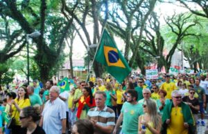 Público manifesta indignação nas ruas