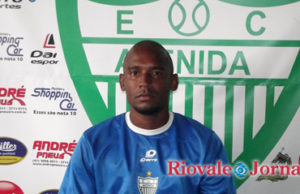 Sem técnico, mas com novo goleiro