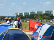 Grupos pró e contra impeachment montam acampamento em Brasília