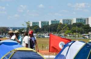 Grupos pró e contra impeachment montam acampamento em Brasília
