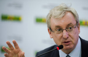 Ministros do PMDB reassumirão mandato para votar contra impeachment, diz Pansera