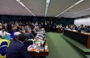 Comissão do Impeachment aprova parecer pelo afastamento de Dilma