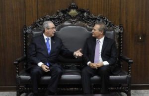 Cunha entrega processo de impeachment ao Senado