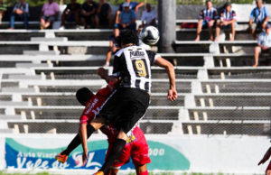 Santa Cruz joga de igual para igual, mas perde em Farroupilha