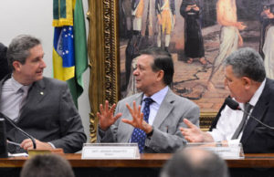 Comissão do impeachment inicia sessão de apresentação do parecer do relator