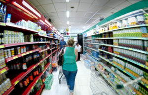 Intenção de consumo das famílias é a menor desde 2010, diz CNC
