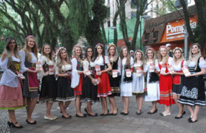 Candidatas divulgam concurso no centro