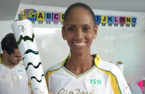 Christiane Ritz carrega a Tocha Olímpica em Vitória