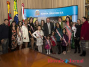 Prefeito entrega faixas para Misses Santa Cruz e América Internacional