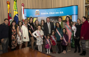 Prefeito entrega faixas para Misses Santa Cruz e América Internacional