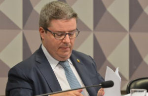 Parecer de Anastasia defende continuidade do processo de impeachment