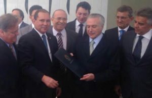 Michel Temer é notificado e assume Presidência