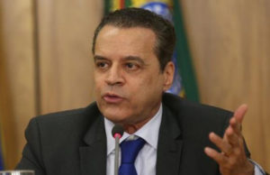 Henrique Alves deixa o cargo de ministro do Turismo