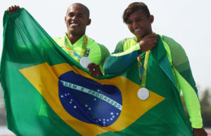 Erlon e Isaquias ganham prata e fazem história na canoagem