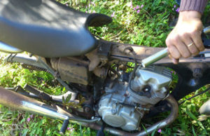 BM encontra motos furtadas em meio a mato na Zona Sul
