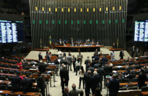 Após protestos, Câmara retira da pauta projeto de lei que anistiaria caixa 2