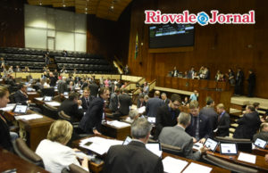 Governo vence primeiras votações