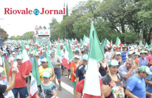 8 mil agricultores vão às ruas em protesto