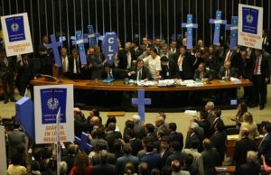Câmara rejeita destaques e reforma trabalhista segue para o Senado