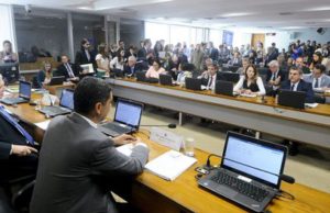 Após acordo, votação da reforma trabalhista é transferida para o dia 6 de junho