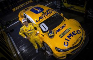 Cacá pilota Stock Car "Lotus 87" em homenagem a Senna