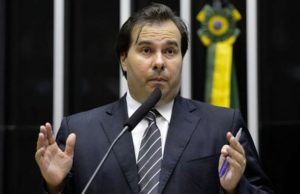 Rodrigo Maia lidera ranking para assumir lugar de Temer