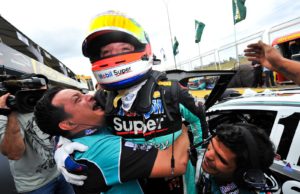 Barrichello larga na frente em Santa Cruz