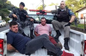Brigada prende trio após roubo em loja