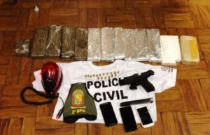 Trio é preso com drogas, arma e camisas da Polícia Civil
