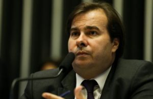Rodrigo Maia admite suspender recesso para votar eventual denúncia contra Temer