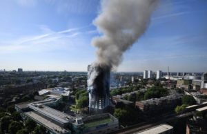 Polícia de Londres confirma 6 mortes em incêndio em prédio residencial