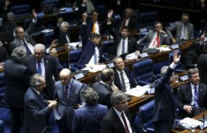 Sob protestos, Senado conclui aprovação de reforma trabalhista