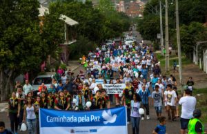 Caminhada pela paz reúne cerca de 700 pessoas