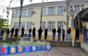 Professores da Escola Goiás protestam contra o parcelamento de salários