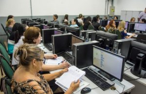 Professores participam de capacitação para uso da ferramenta Scratch