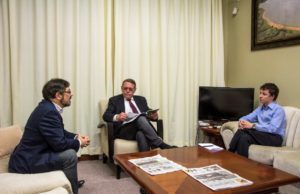 Telmo Kirst recebe a revista Santa Cruz em Números
