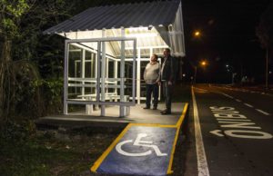 Prefeitura revitaliza parada de ônibus em Linha Santa Cruz