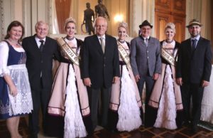 Comitiva da 33ª Oktoberfest convida autoridades em Porto Alegre