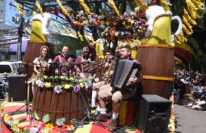 Desfile Temático promete encanto e alegria para último dia da 33ª Oktoberfest