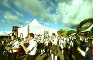 Caminhada Festiva marca a abertura da 28ª Oktoberfest e Feirasul
