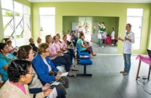 Mulheres conversam sobre a utilização de chás e o cultivo de hortas orgânicas
