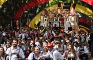 Desfile temático encanta 40 mil pessoas na 33ª Oktoberfest