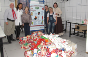 MTG doa alimentos para Sociedade Espírita em Porto Alegre