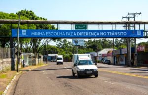 Faixa na Euclides Kliemann chama a atenção dos motoristas