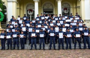 Guardas municipais recebem certificados de formação para uso de arma de fogo