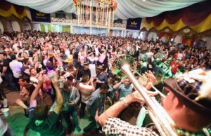 Segunda-feira para bailar com Os Atuais na 33ª Oktoberfest